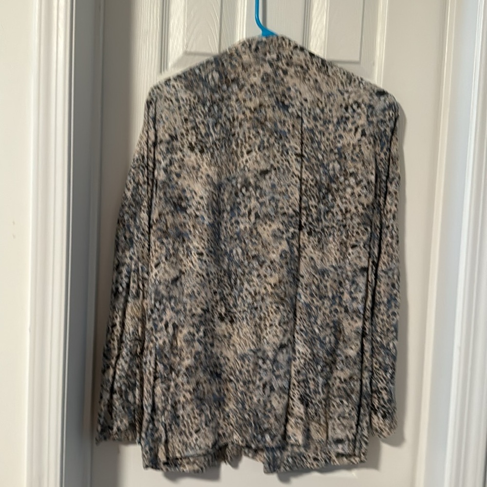 Chico’s beautiful, button up, long sleeve, lightweight top. - Picture 4 of 4